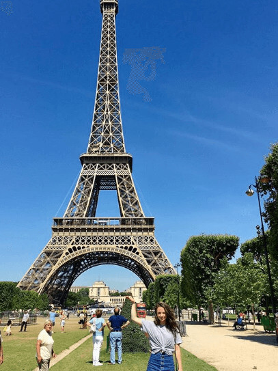 Loves Traveling (Paris) 